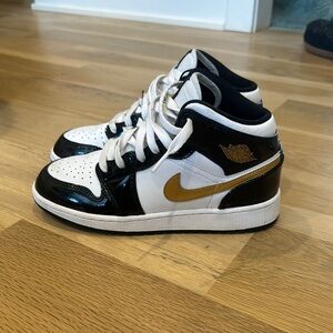 Jordan 1 Mid Patent SE ‘Black Gold’